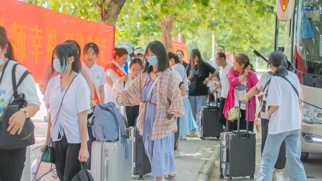 我們開學啦！驕陽耀眼，笑容滿面，我們相遇在這個夏天！